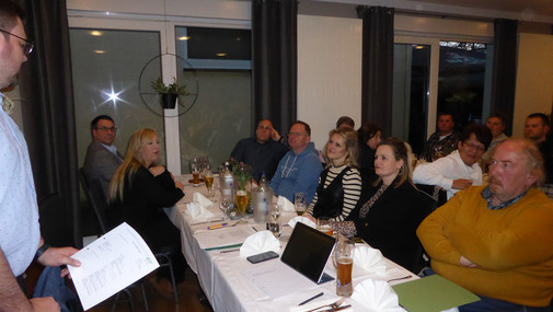 gespannte Zuhörer Dem Bericht des Kassenwartes wird gespannt gefolgt.