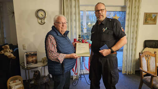 Rainer Schimmelpennig ehrt Kurt Elfert für 50 Jahre Mitgliedschaft im VNSB