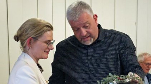 Vorsitzender Roelfes bedankt sich bei MdL Evers