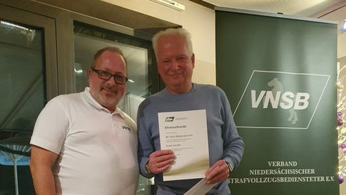 OV Vorsitzender F. Jarcho wird durch LV Mitglied R. Schlütemann für 40-jährige Mitgliedschaft geehrt OV Vorsitzender F. Jarcho wird durch LV Mitglied R. Schlütemann für 40-jährige Mitgliedschaft geehrt