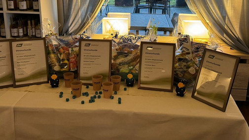 Urkunden, Präsentkörbe, Ehrennadeln Urkunden, Präsentkörbe, Ehrennadeln