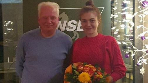 Frank Jarcho dankt Schatzmeisterin Cagla Dervisoglu Frank Jarcho dankt Schatzmeisterin Cagla Dervisoglu