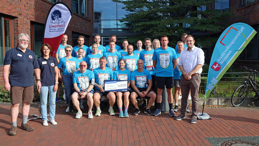 Einen Scheck in Höhe von 4.000,00 € konnten die Läuferinnen und Läufer zusammen mit dem stellv. Anstaltsleiter Denis Patzker an die Kinderhospiz Löwenherz übergeben