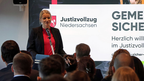 Lobende Worte durch die Nds. Justizministerin Lobende Worte durch die Nds. Justizministerin