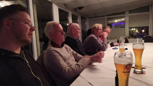 Gemütlich klang der Abend bei Spießbraten und Bier aus