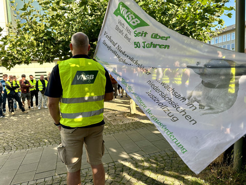 Person Warnweste mit Flagge der VNSB während einer Protestaktion